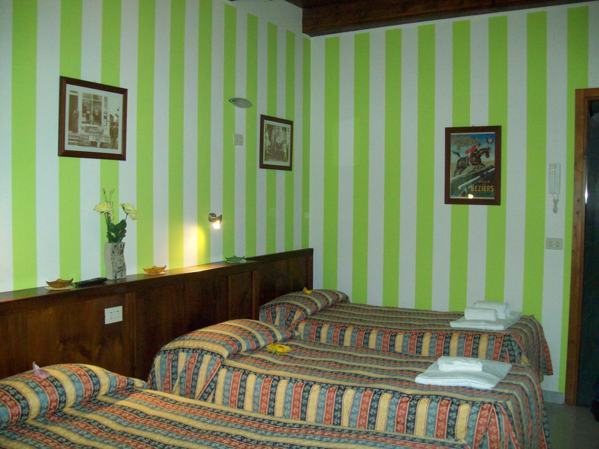 Hotel Excalibur Revello ภายนอก รูปภาพ