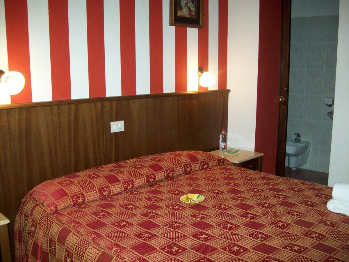 Hotel Excalibur Revello ภายนอก รูปภาพ